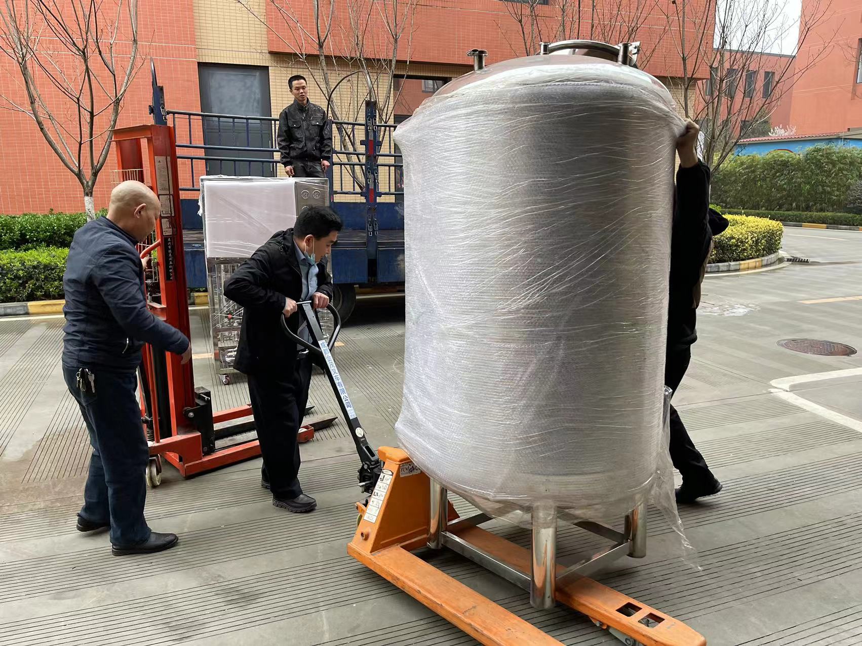 大型純（chún）水設備發貨現場